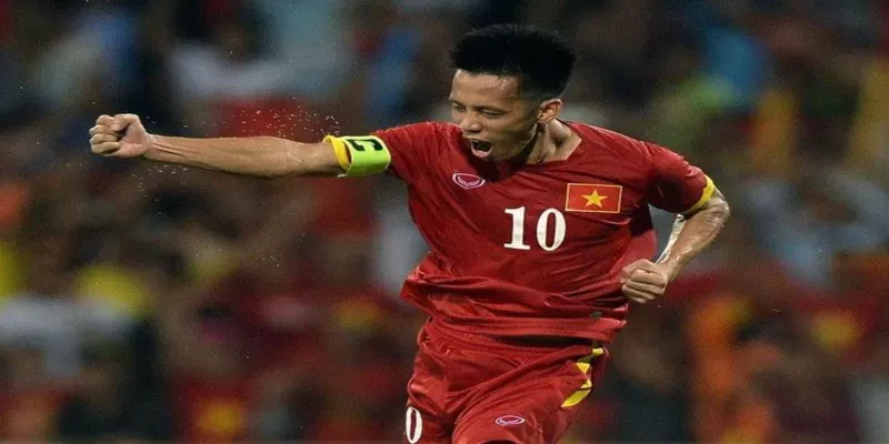 Tiểu sử cầu thủ Văn Quyết đã 3 lần giành quả bóng vàng Việt Nam
