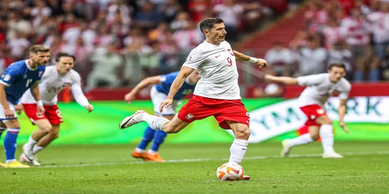 Robert Lewandowski giúp Ba Lan tiến vào VCK EURO 2024